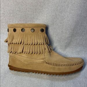 Minnetonka Fringed Tan Moccasin Boots. Size 8,5. New Never Worn